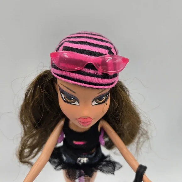 VTG 2005 Bratz Treasures Collection Yasmin Pirate Doll Outfit Shoes Bag Glasses+ - Picture 4 of 9